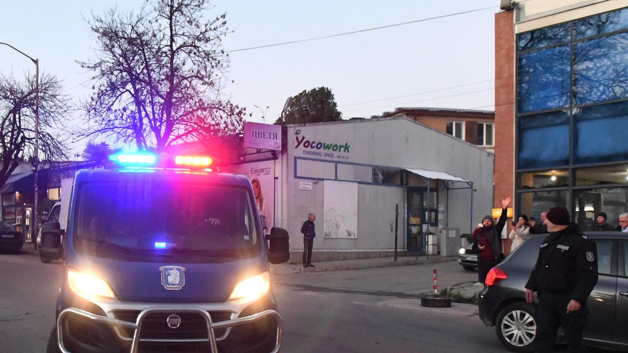 Пред затвора бяха съпругата и бащата на кмета, негови приятели