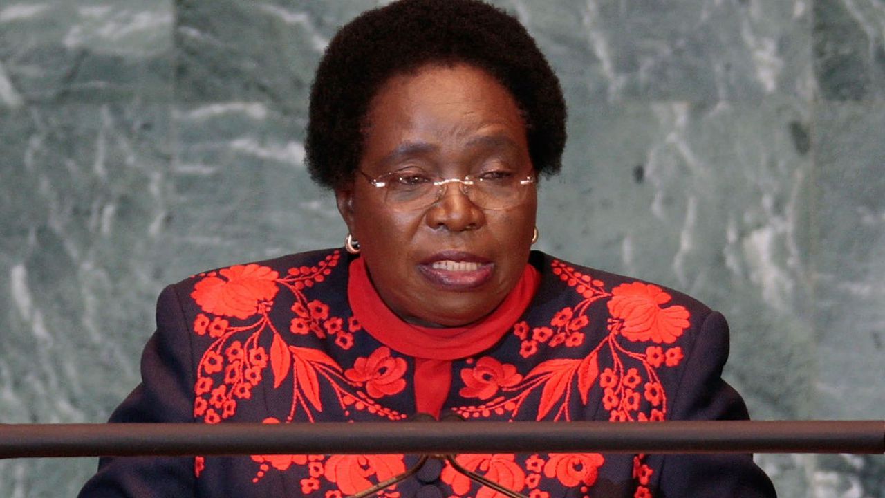 Нкосазана Зума-Мнкубе (на снимката)твърди, че сестра ѝ Дудузиле Зума-Самбудла, която