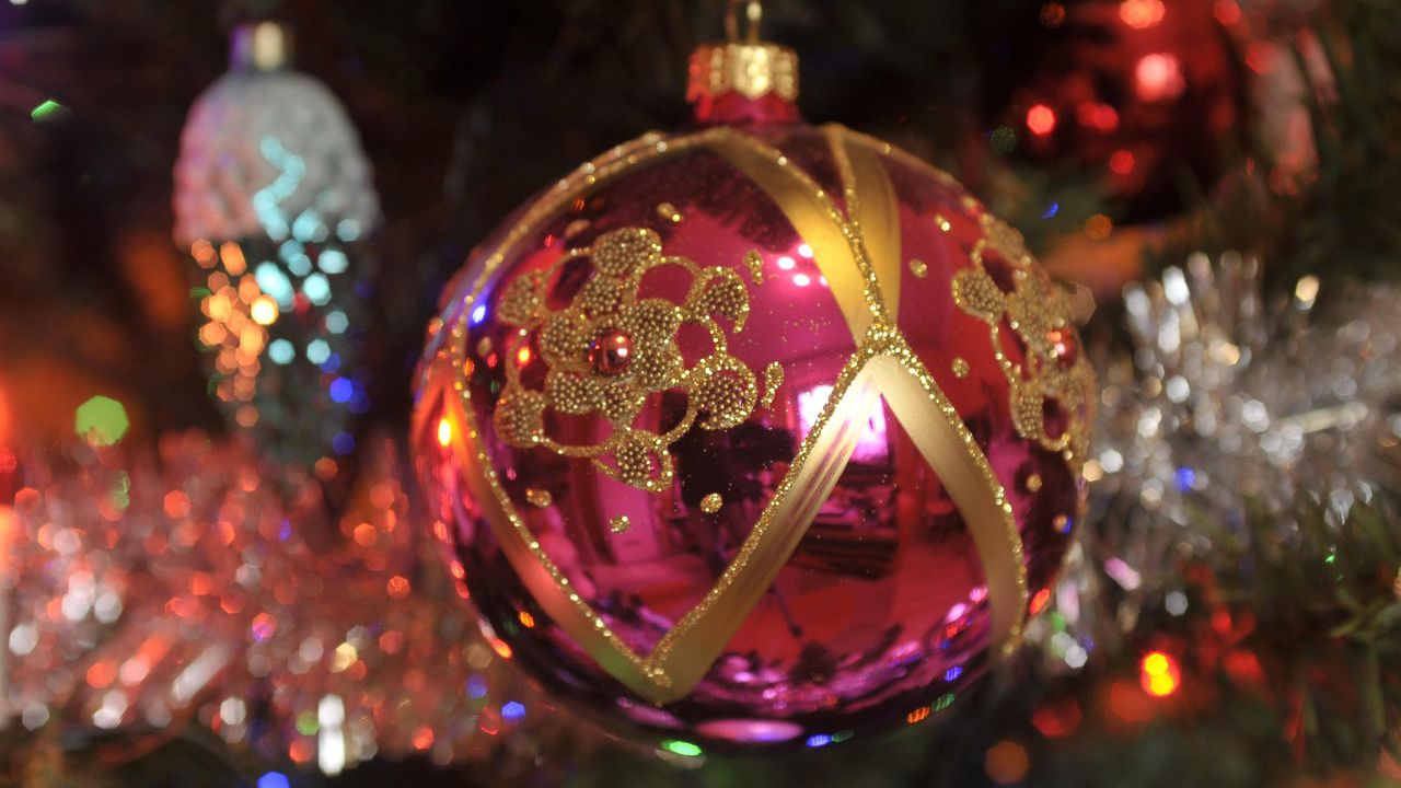 Раздаването става от дясно на ляво – посоката на живота