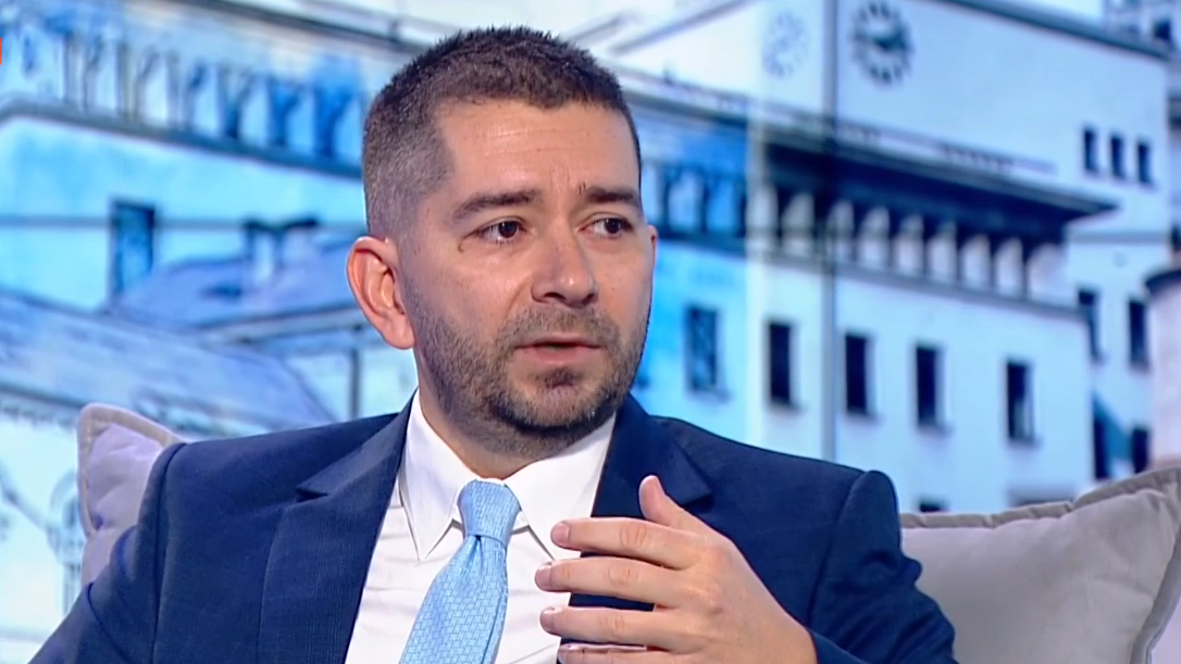 Той все още нищо не е казал за партия. Предстои