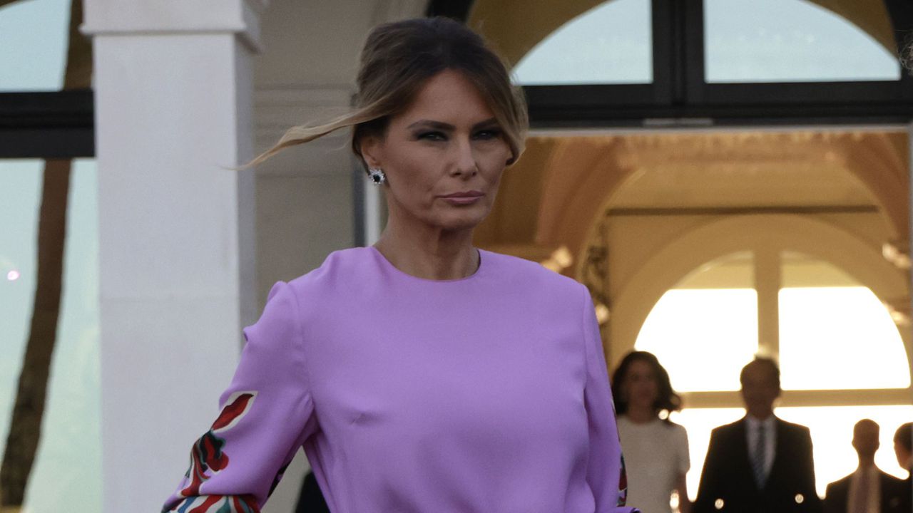 Сред останалите присъстващи бяха главният изпълнителен директор на Amazon Анди