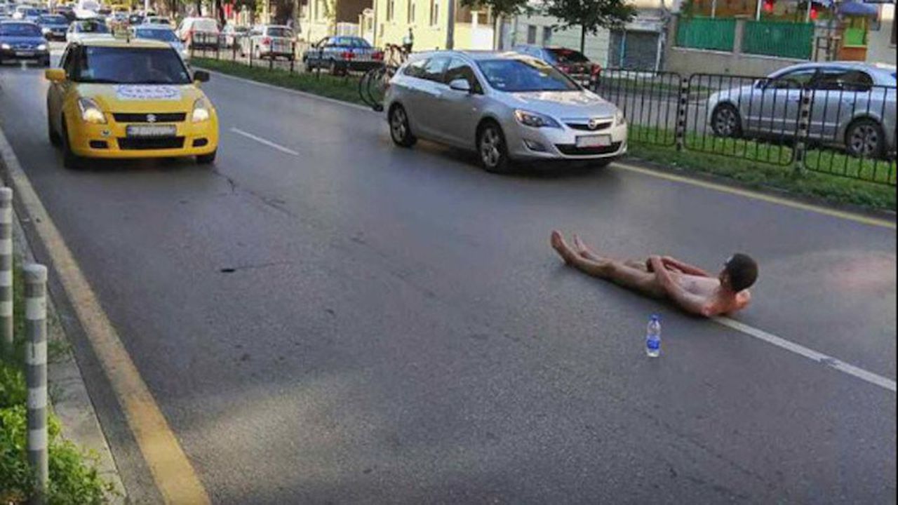 Чисто гол мъж легна на булевард в центъра на София (снимки)