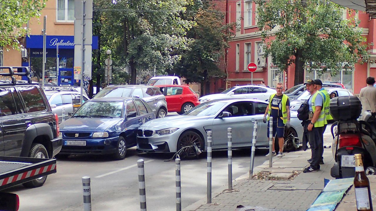 Мощно БМВ се заби в три паркирани коли в София (снимка)