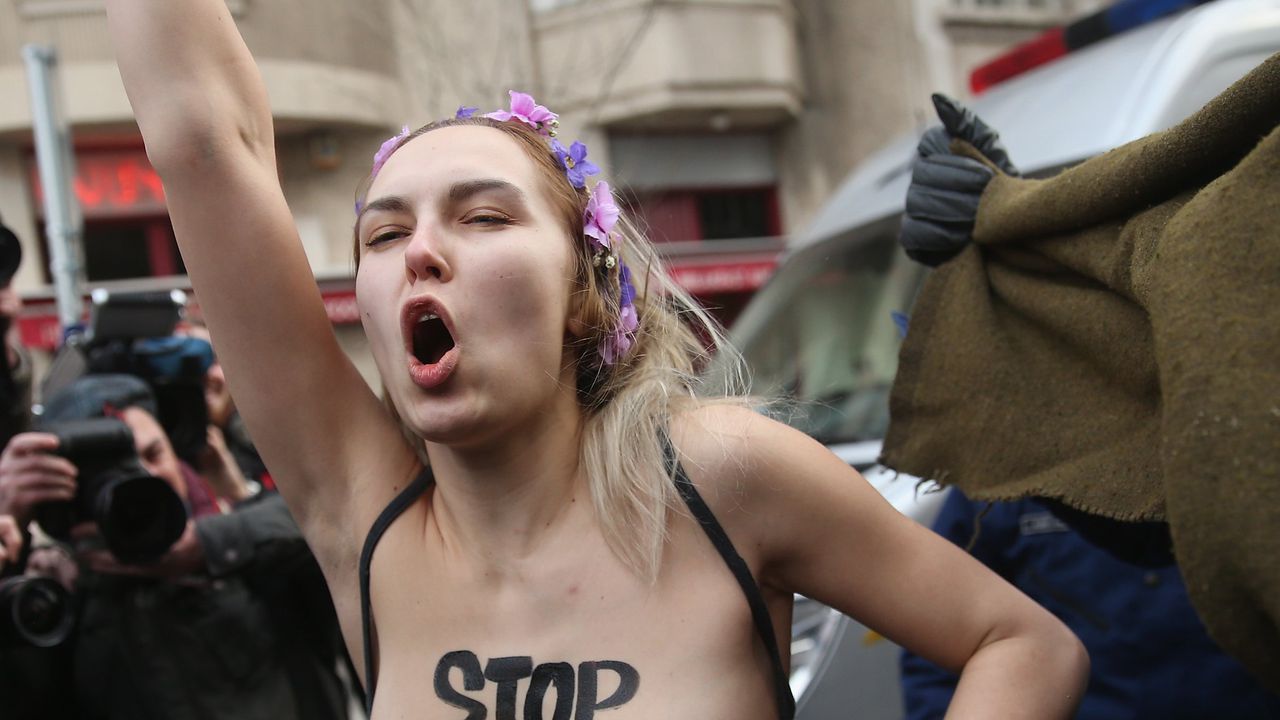 Гола активистка на ФЕМЕН протестира срещу Доналд Тръмп по своеобразен начин