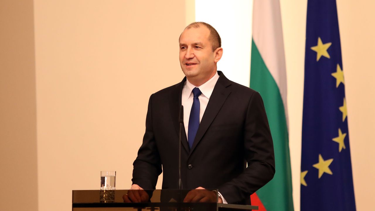 Президентът се среща с футболни звезди (снимка)
