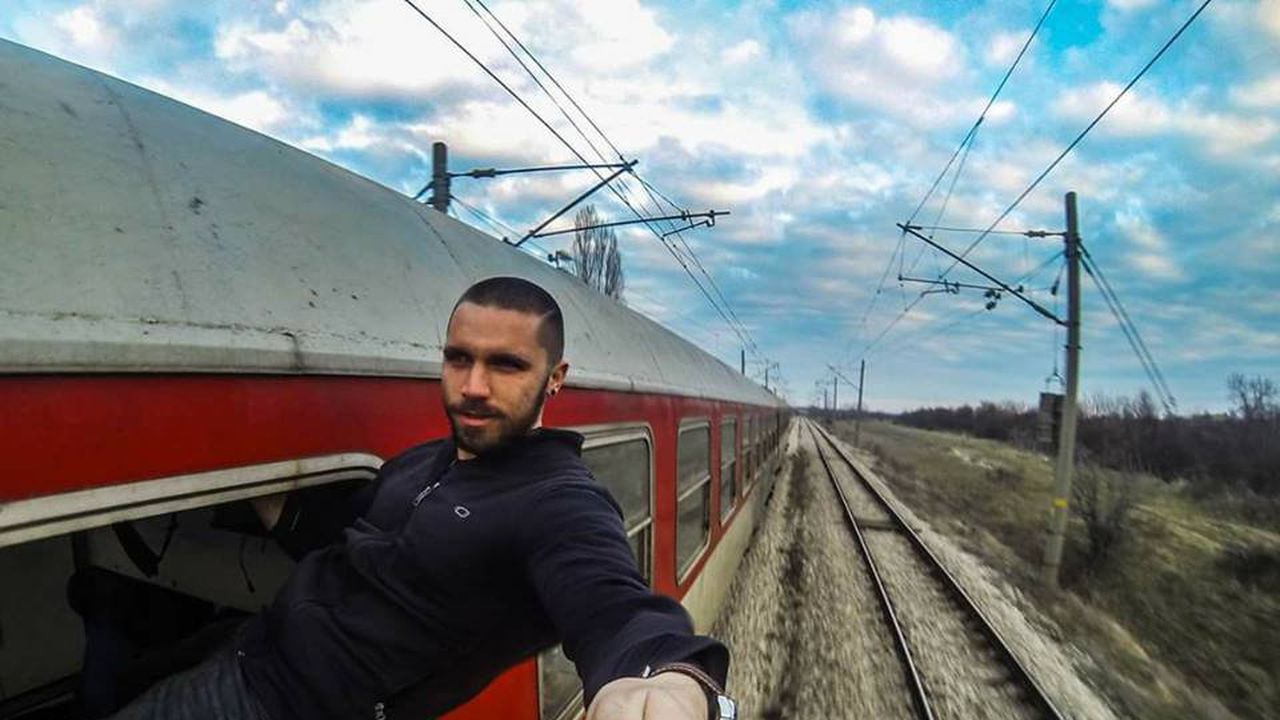 Българин със "самоубийствено" селфи от влак на БДЖ (снимка)