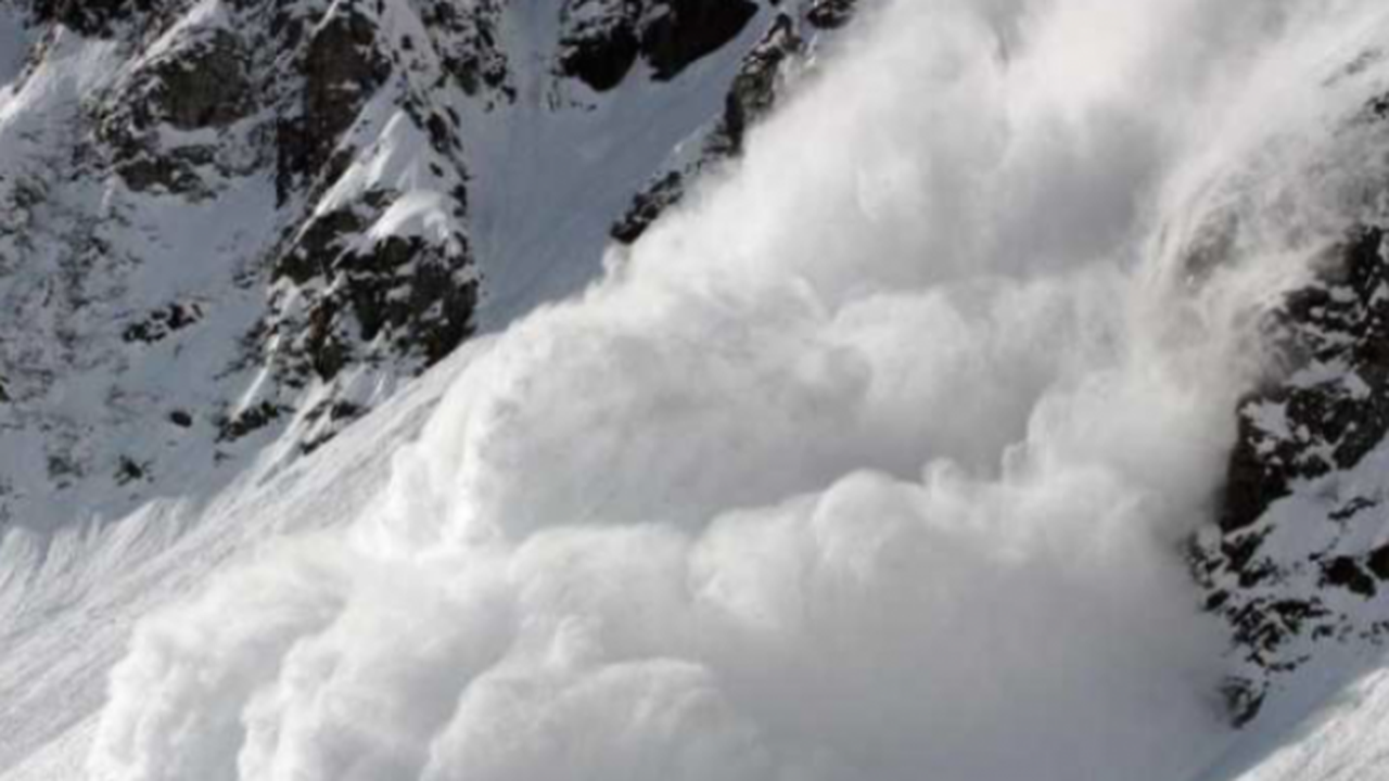 Двама скиори загинаха, пометени от лавина в Италианските Алпи