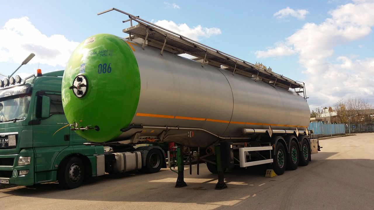 Задържаха над 25 000 литра незаконни енергийни продукти са задържани (снимки)