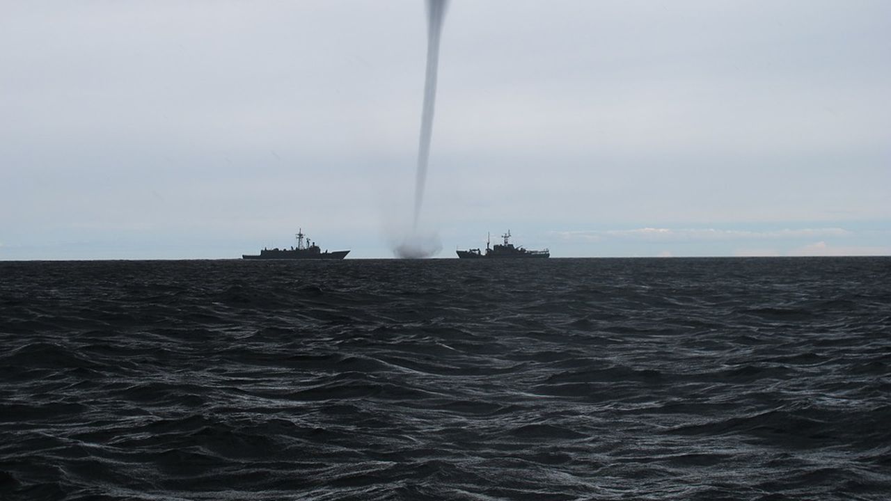 Торнадо се изви над гръцки остров (видео)