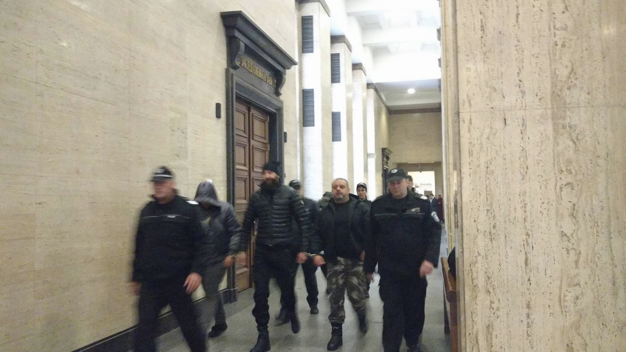 Съдът решава ще останат ли в ареста задържаните за отвличането на Адриан (снимки)