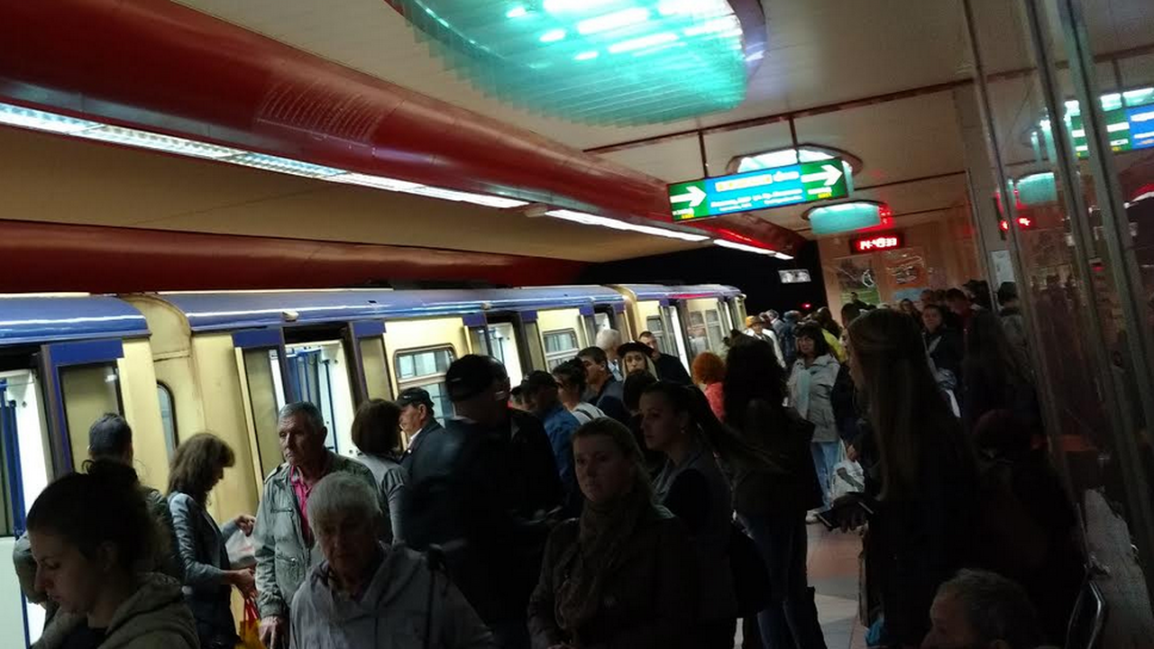 Аварирал влак спря метрото за 40 минути в София