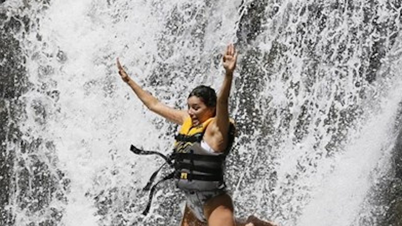 Ева Лонгория скочи във водопад (видео)