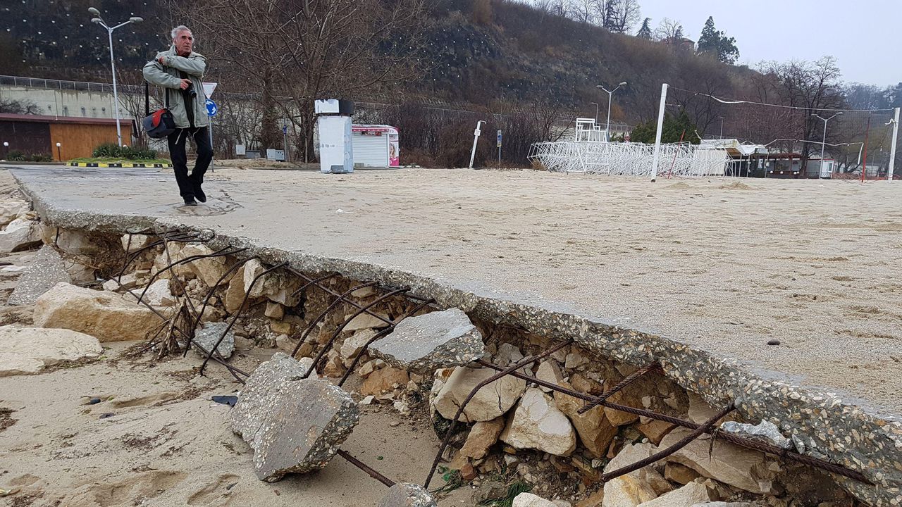 Лошото време нанесе нови щети по плажната алея във Варна (снимки)