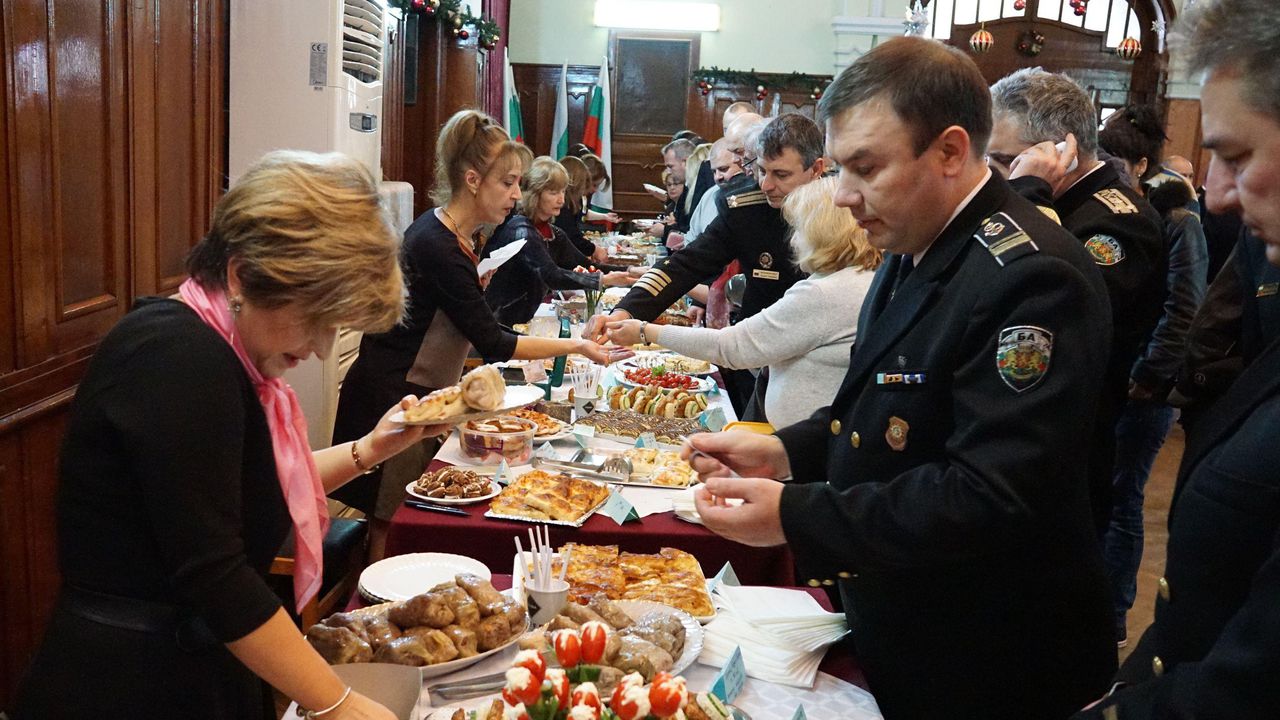 Военните моряци във Варна направиха благотворителен базар (снимки)