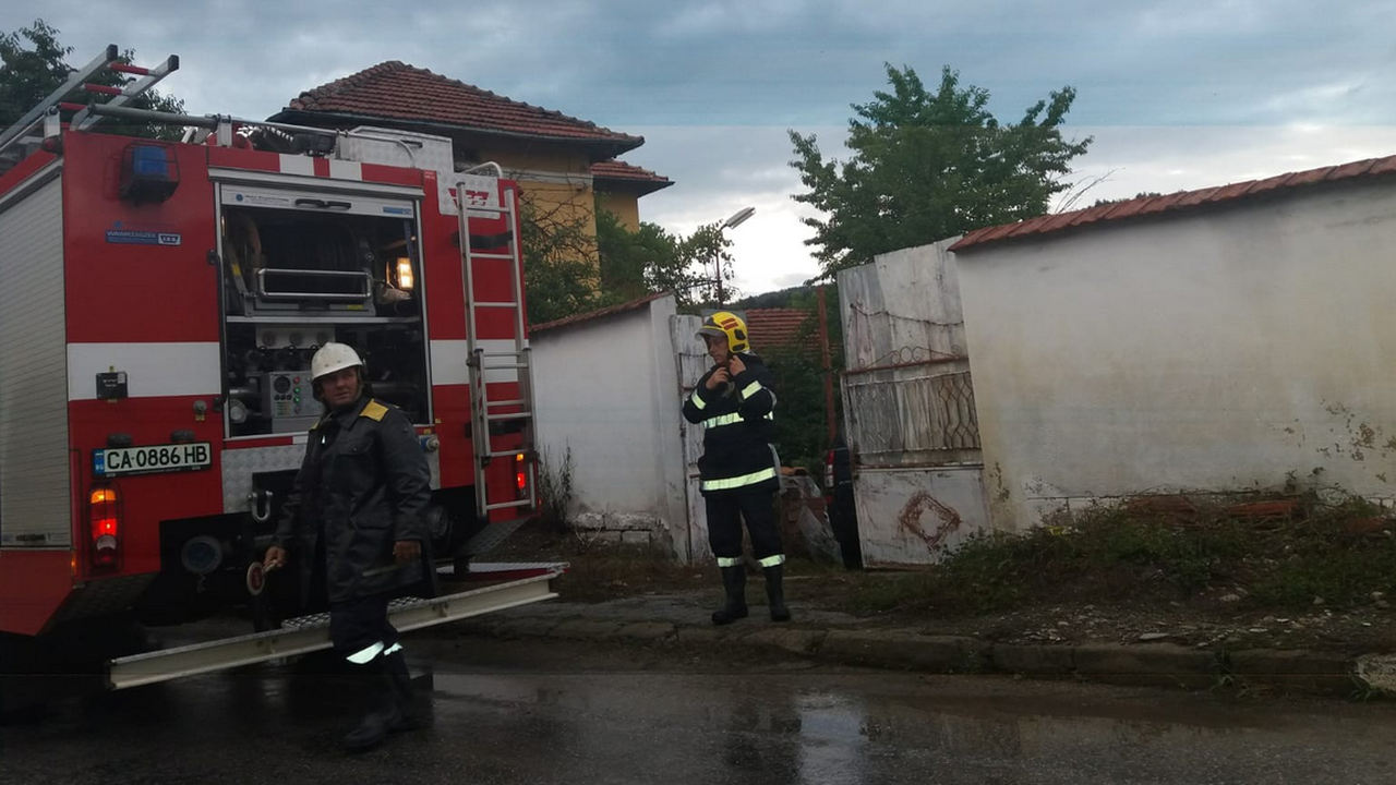 Мъж загина, докато изпомпва вода от мазето си в Роман