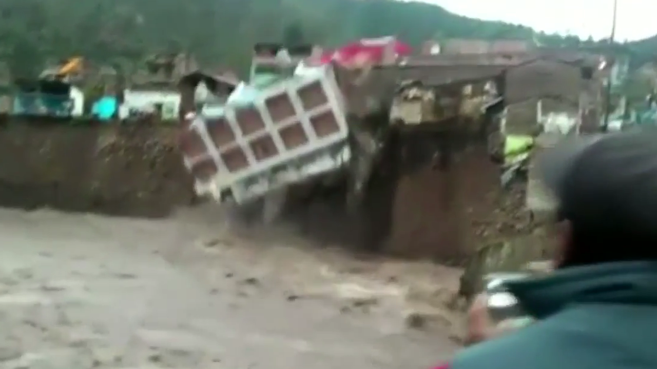 Хотел се срути в река в Перу (видео)