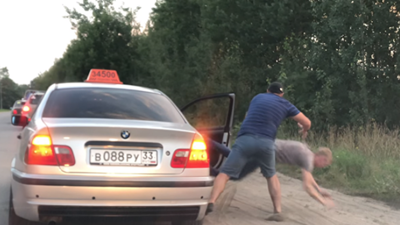Таксиджия изхвърли клиент на пътя (видео)