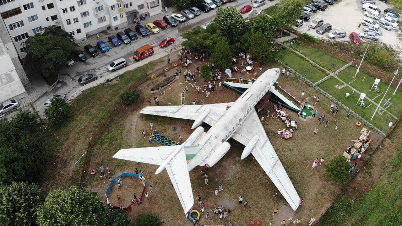 Ентусиасти превърнаха изоставен самолет в атракция в Силистра