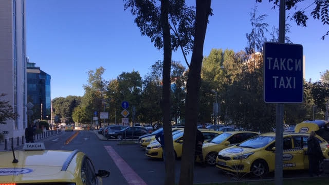 Тарикат си сложи фалшив пропуск "главен комисар от НСО" и паркира неправилно (снимки)
