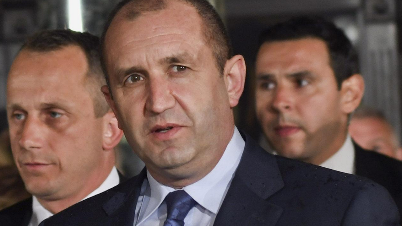 Радев изпрати съболезнователно писмо до Франсоа Оланд