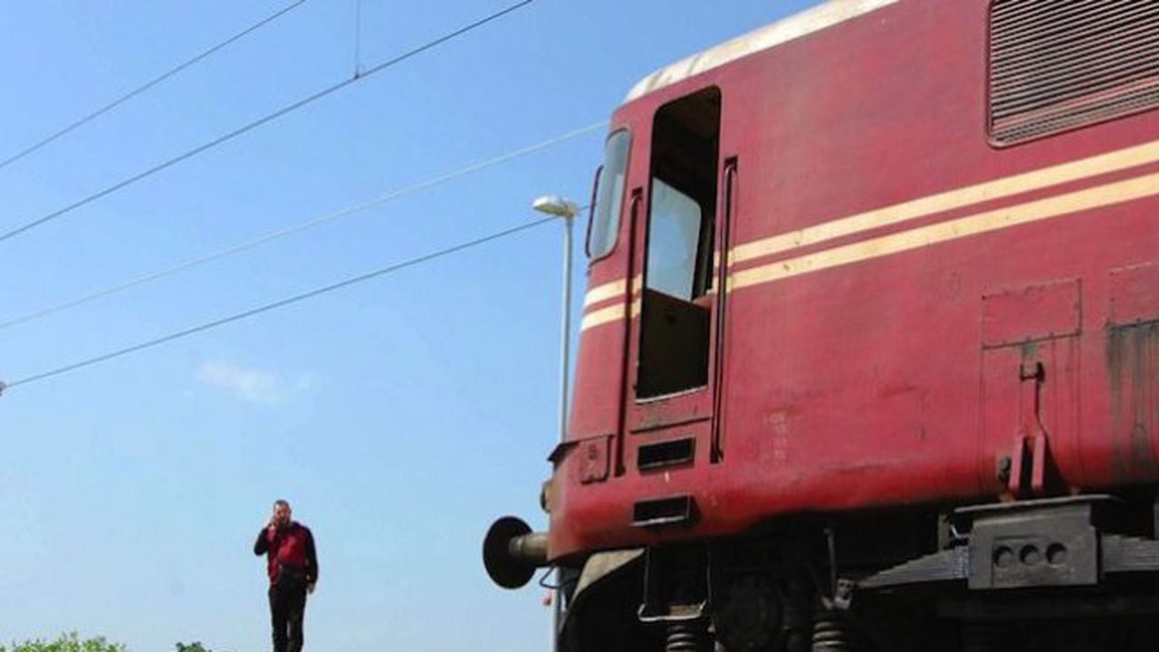 Градски автобус счупи бариера на жп прелез