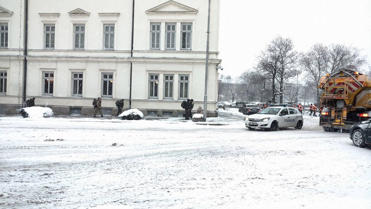 Тренчев към Цачева: Кой разпореди въоръжени снайперисти в сградата на НС вчера (снимка)