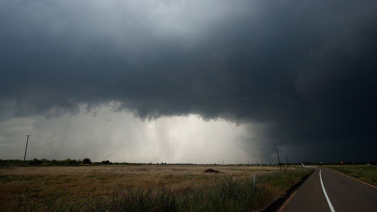 Зрелищно торнадо в Западна Германия (видео)