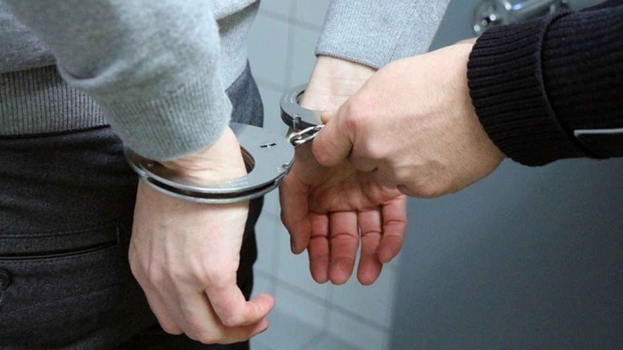 Хванаха двама мъже за притежание на дрога