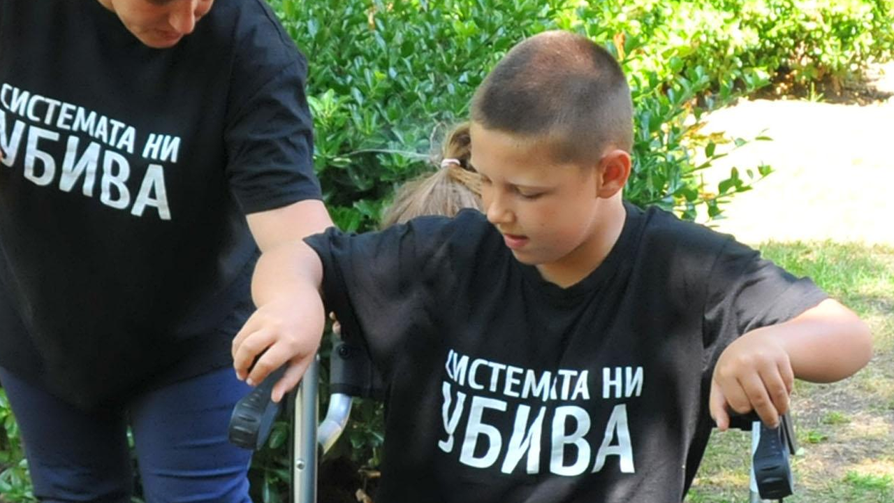 Майки на деца с увреждания се събраха на мълчалив протест пред НДК