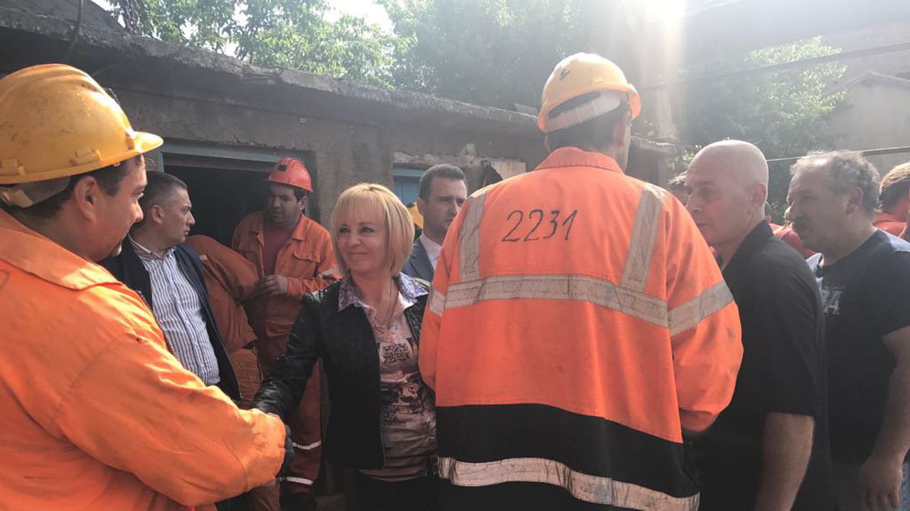 Манолова съпричастна с миньорите, работата им не е безопасна (видео+снимки)