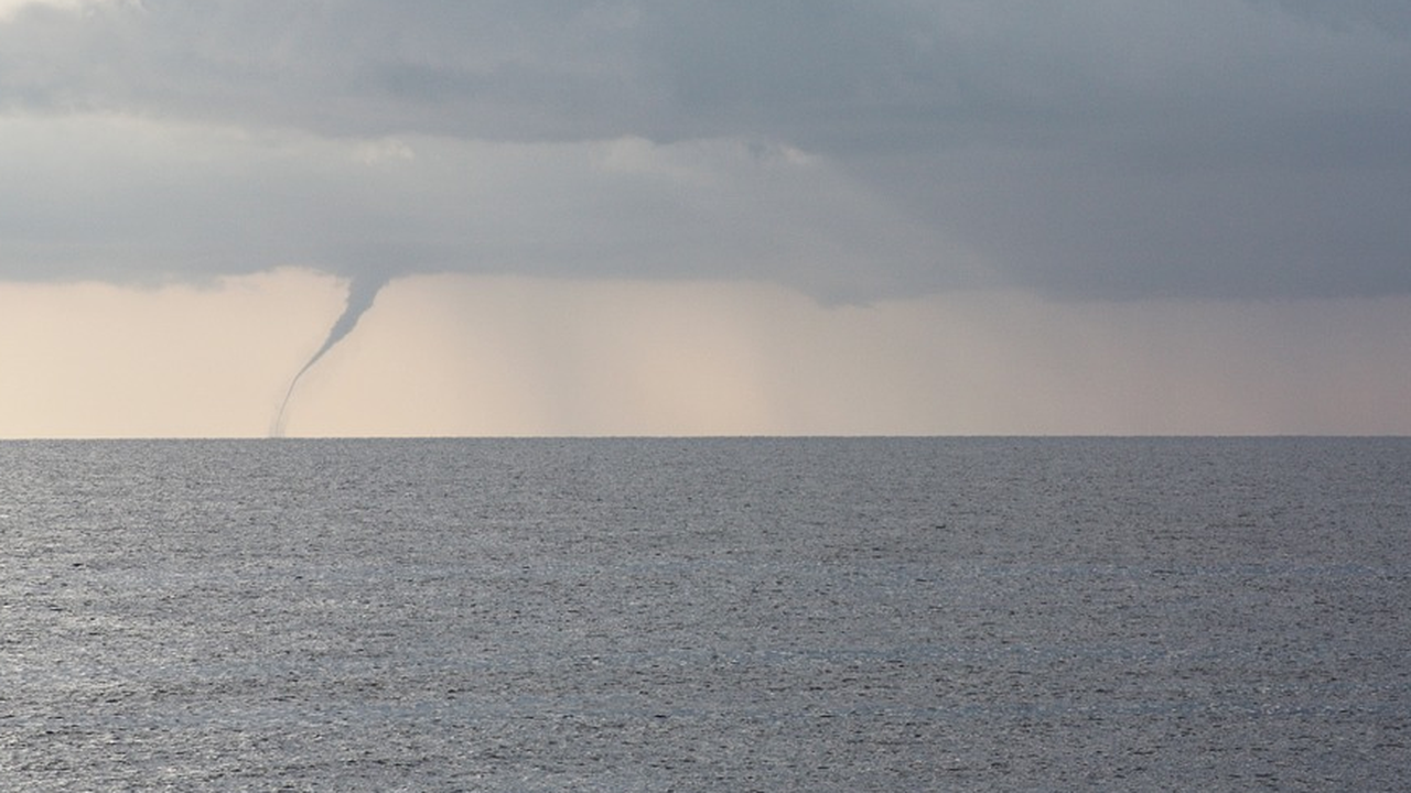 Морско торнадо край италиански остров