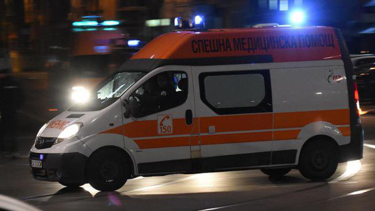 Пешеходка е с опасност за живота след удар от кола