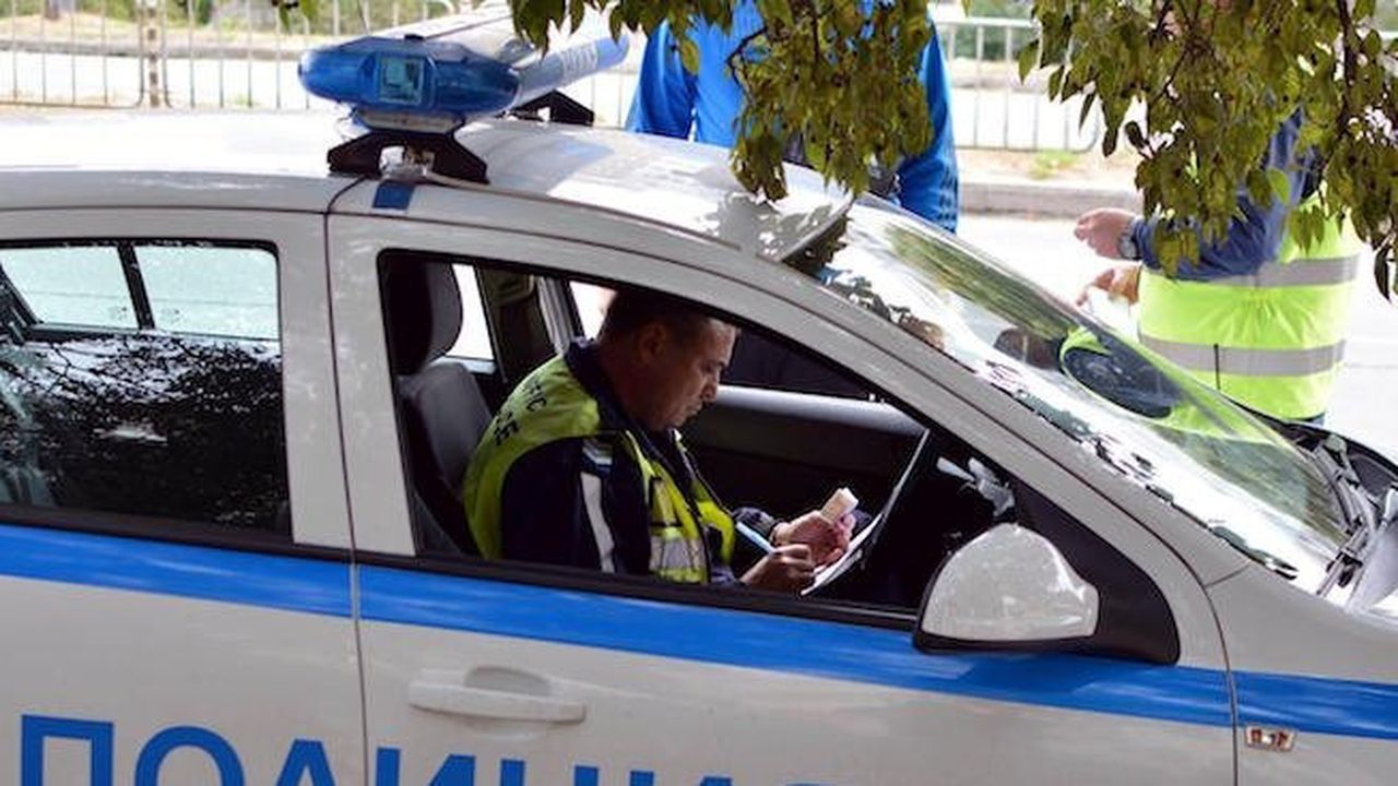 Шофьори на паркирани автомобили на тротоарите бяха глобени по време на инициатива