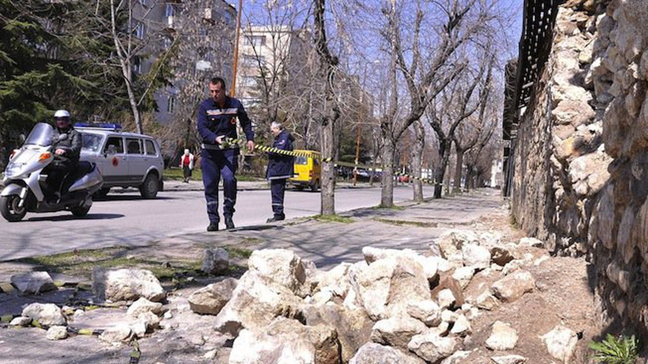 Стена се срути и уби жена