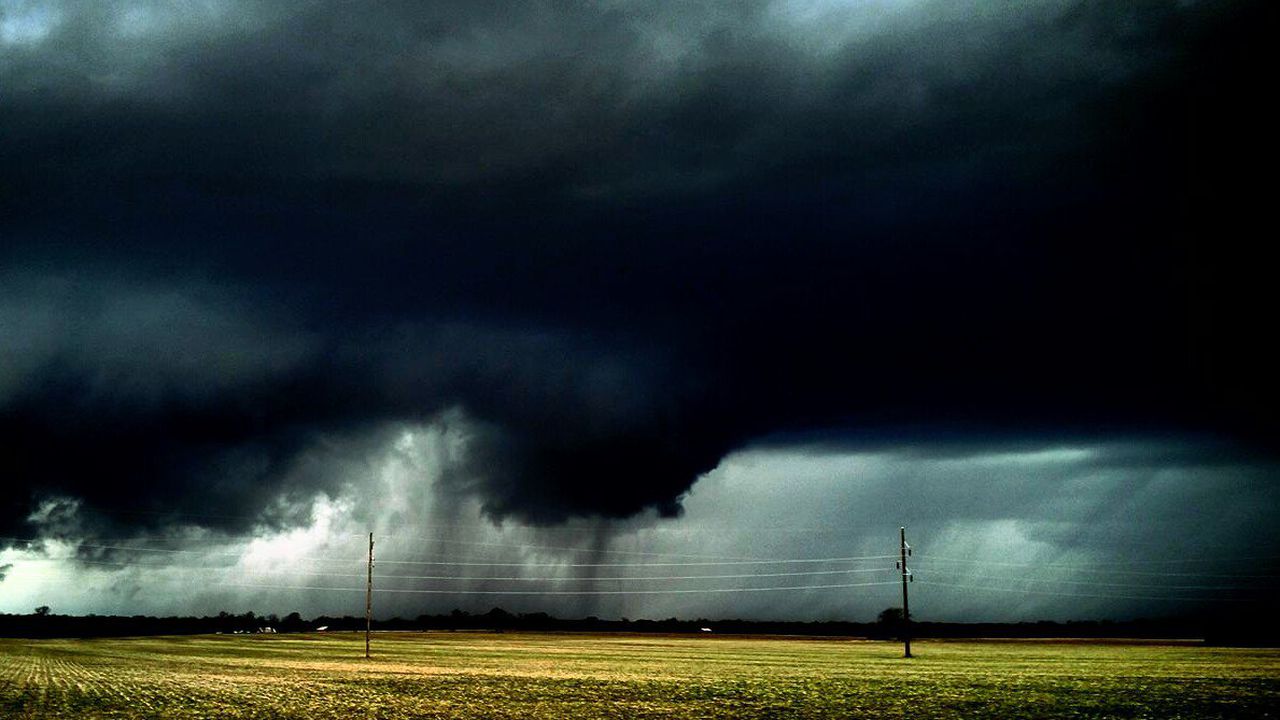 Мощно торнадо взе жертви в САЩ (видео)
