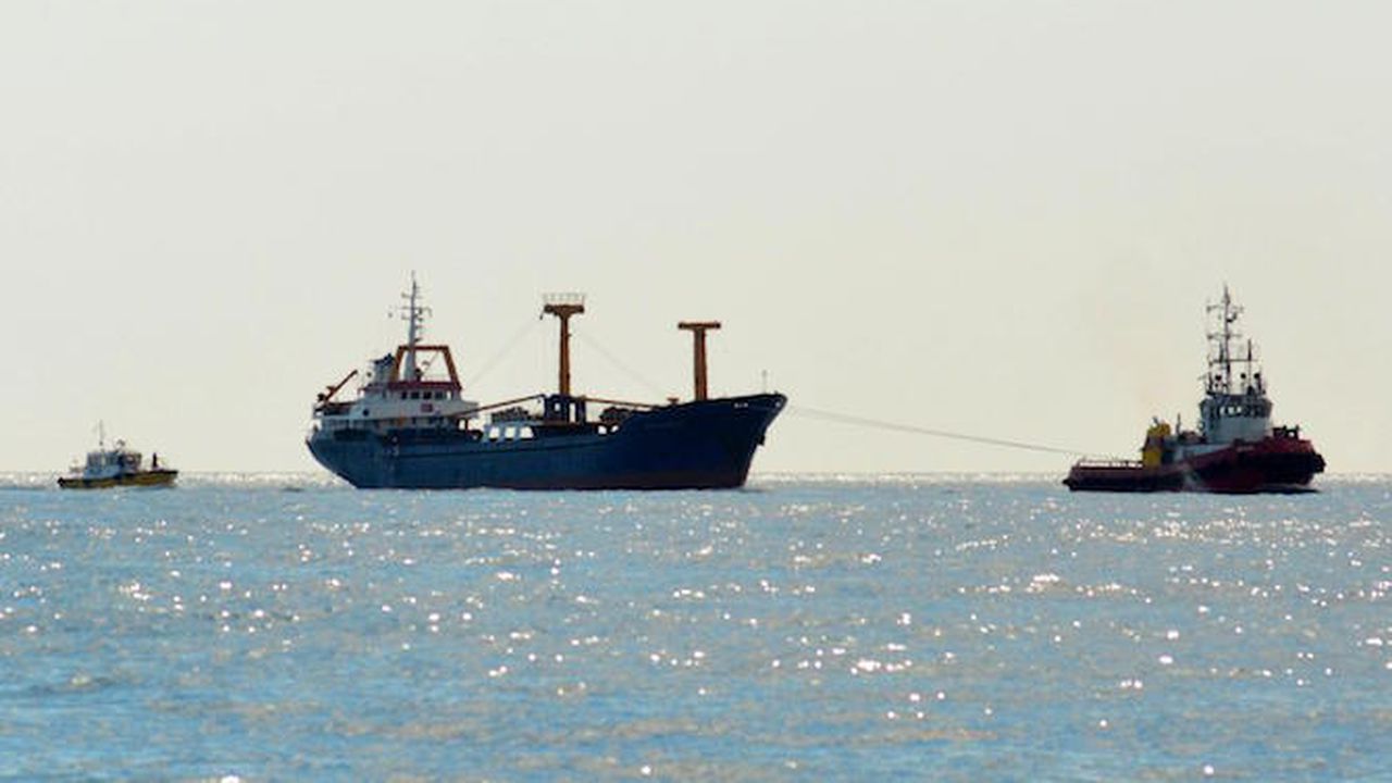 Турски кораб горя в български води, загинал е моряк (снимки)