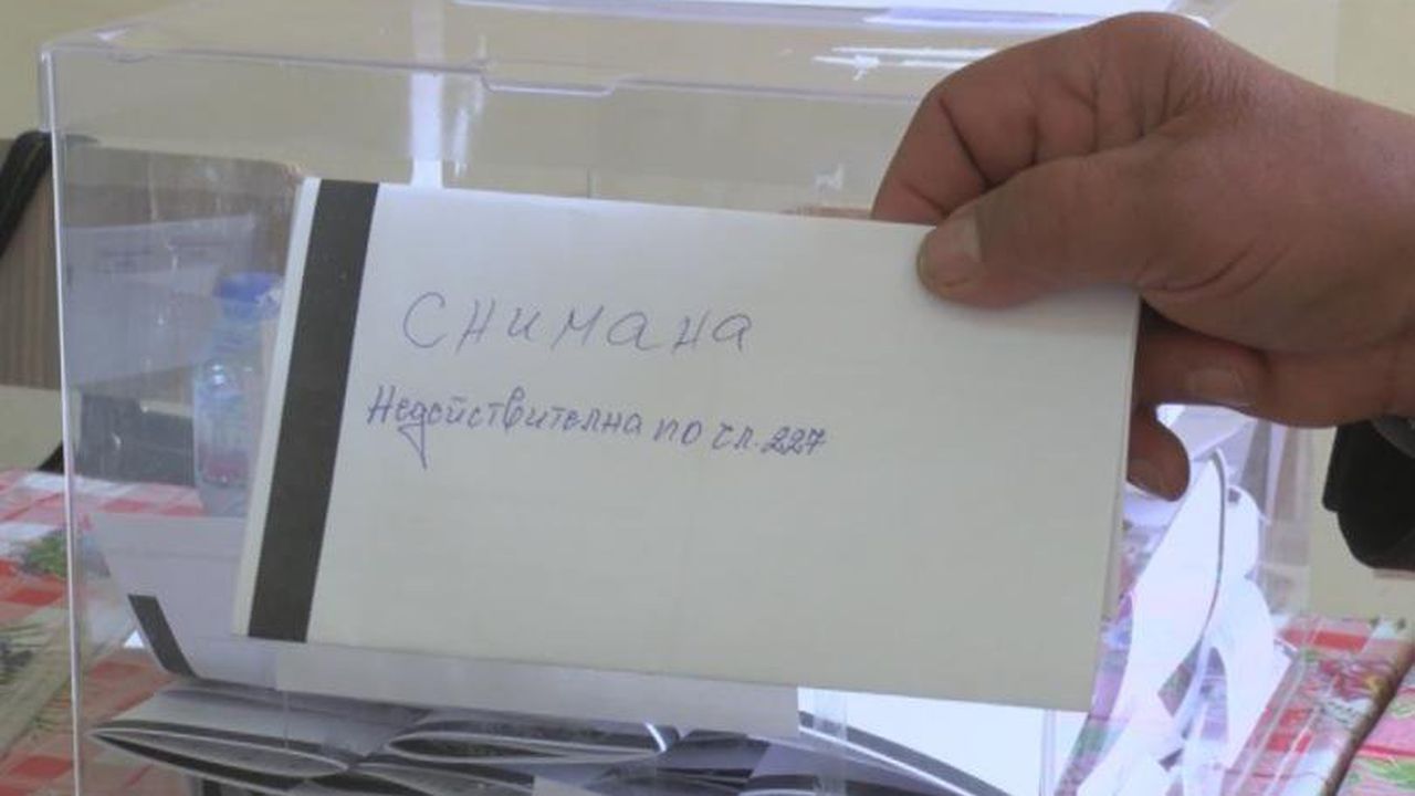 ​Мъж си снима бюлетината в димитровградско село