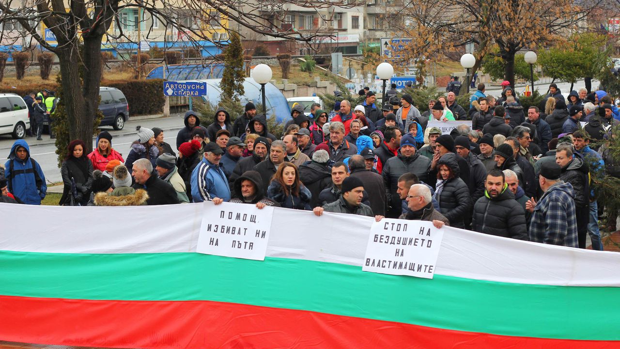 Жители на Кресна блокираха с протест главен път Е-79 (снимки)
