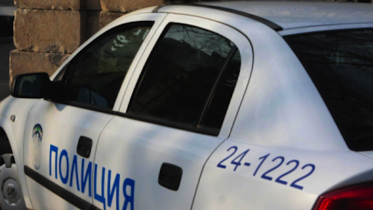 Запалиха входна врата на магазин