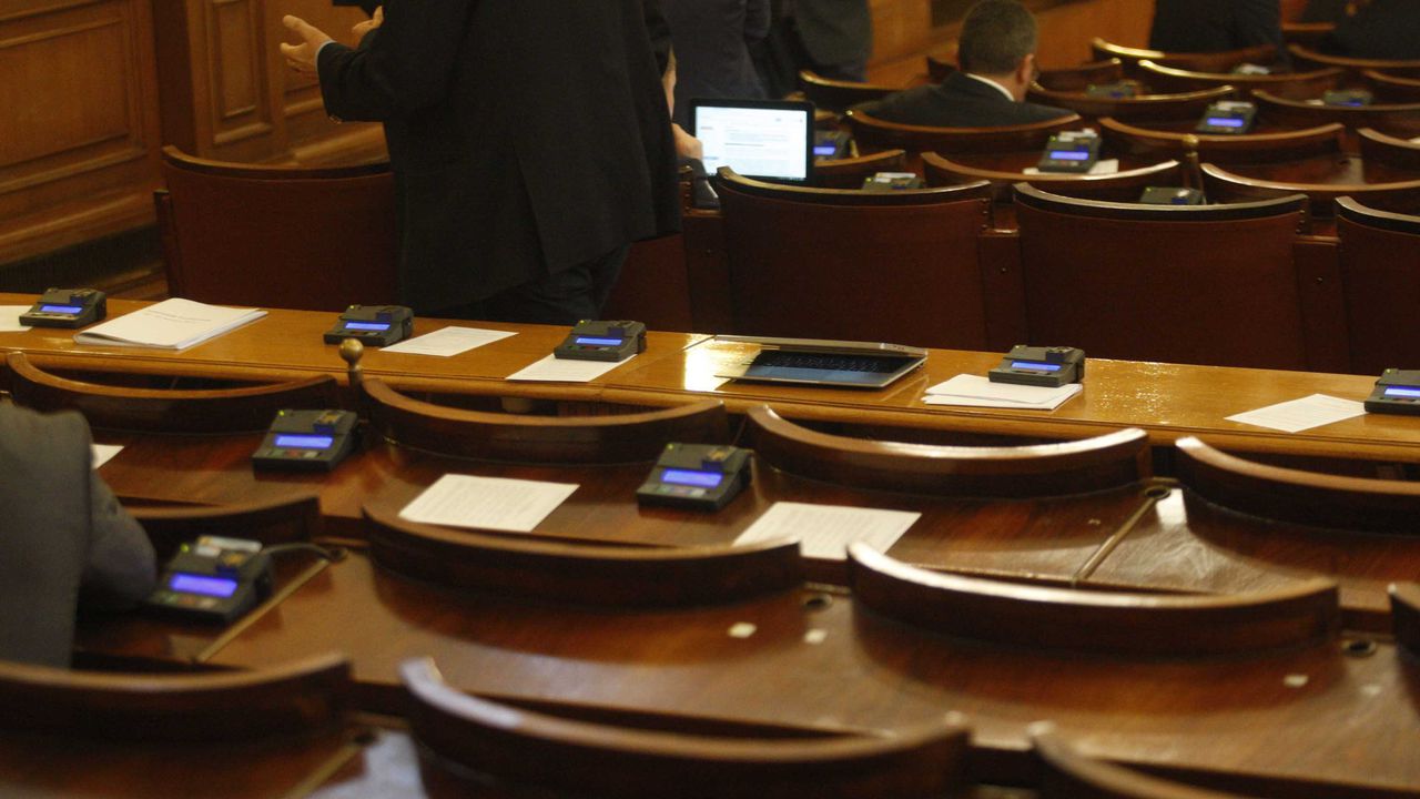 Привикват в парламента министрите на вътрешните работи и отбраната