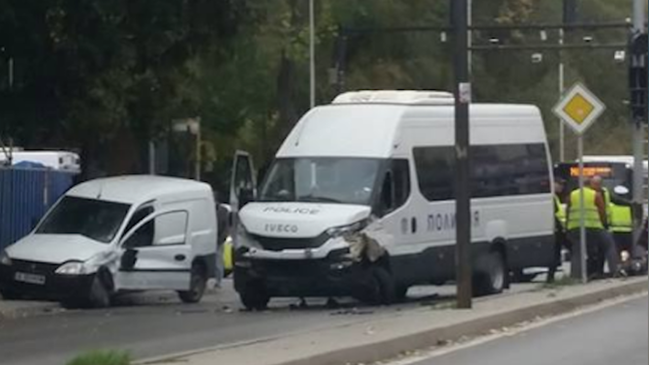 Полицейски бус и кола се удариха във Варна