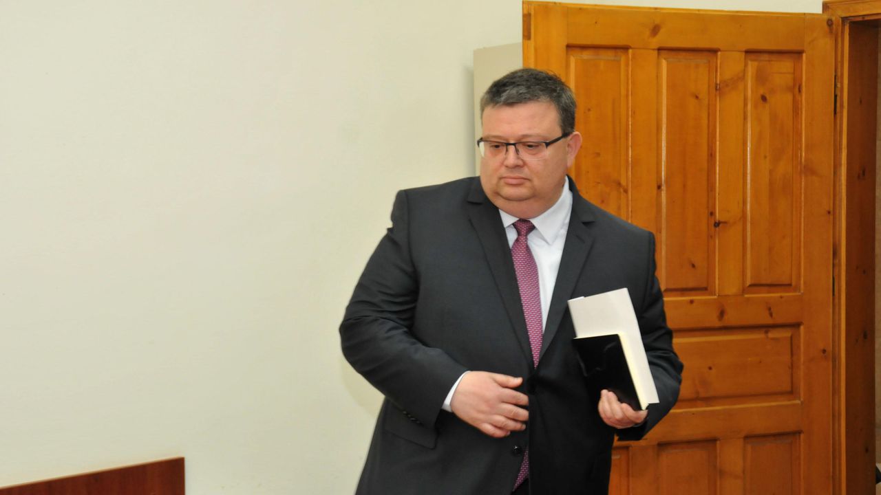 Главният прокурор също гласува