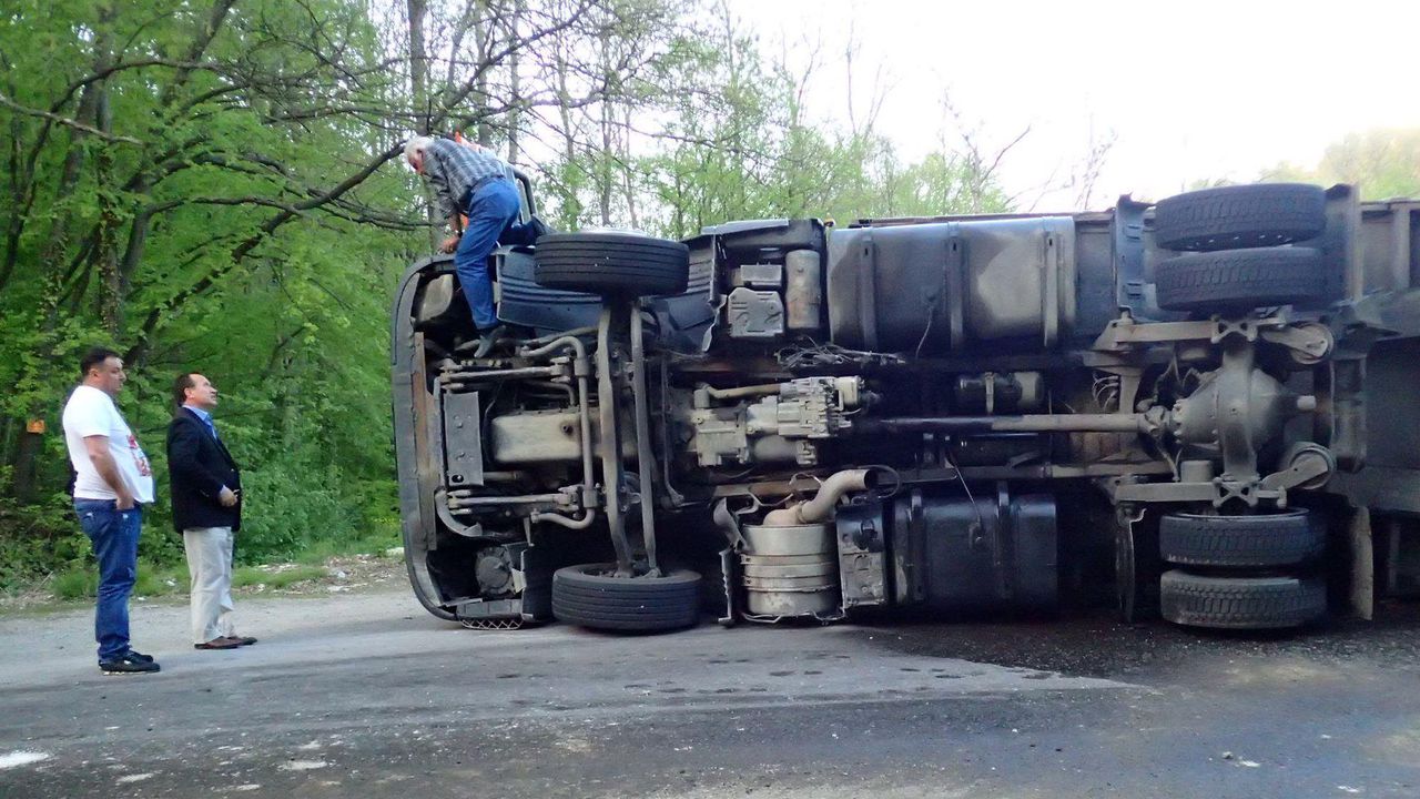 Турски ТИР се преобърна и разля масло в Рижкия проход (снимки)