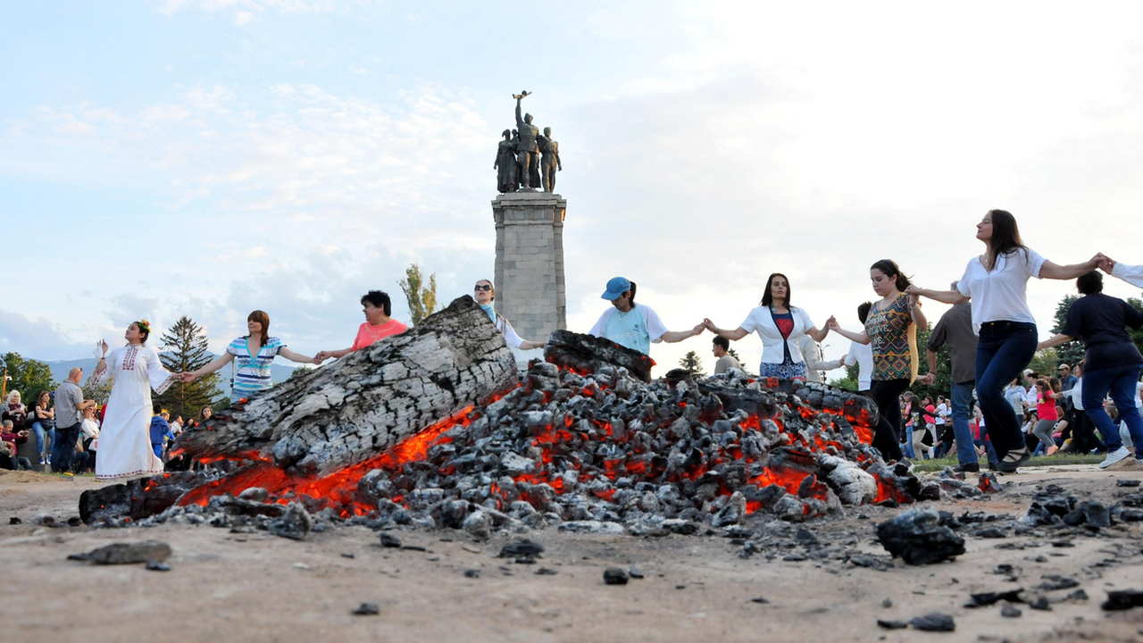 Нестинари танцуваха по жарава в центъра на столицата (снимки)