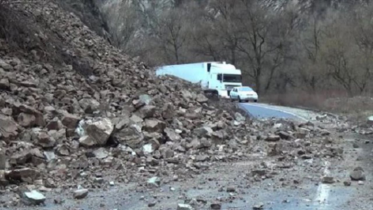 Кола се обърна в Кресненското дефиле