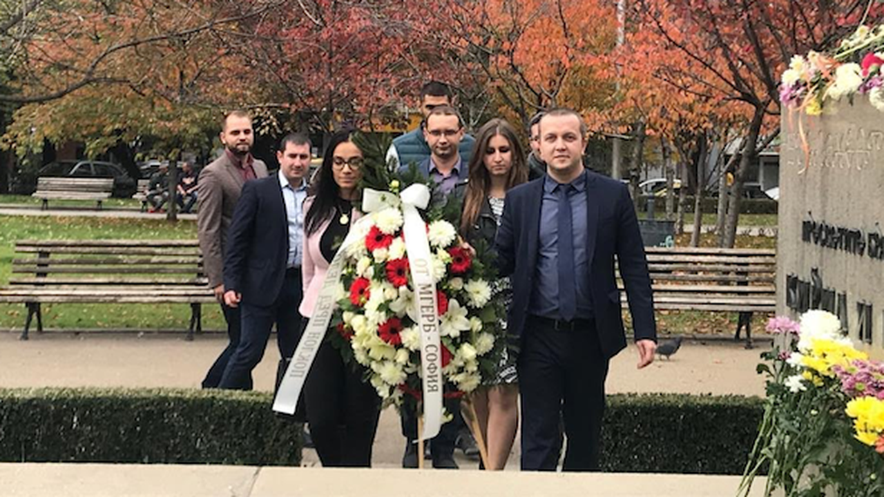 Младежи от ГЕРБ поднесоха венец пред паметника на Св. Св. Кирил и Методий