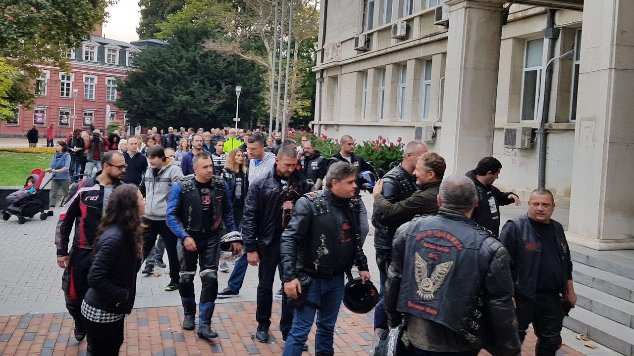 Мотористи на протест във Варна заради загинал колега (галерия)
