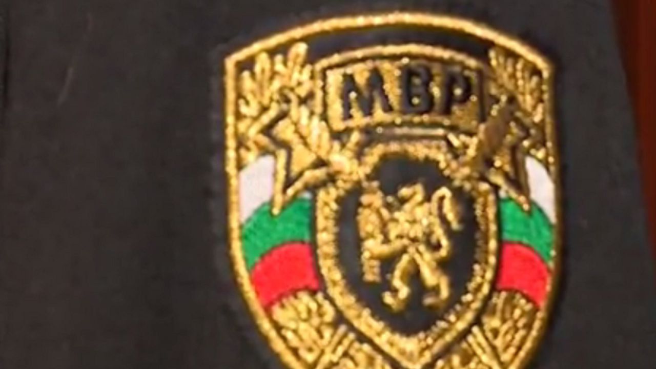 Полицейски шеф изхвърли ордените си пред МВР (видео)
