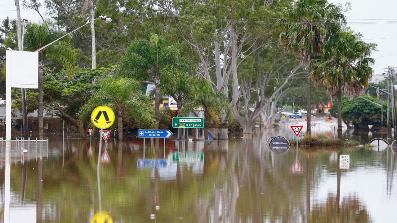Хиляди евакуирани в Нова Зеландия след наводненията от "Деби"