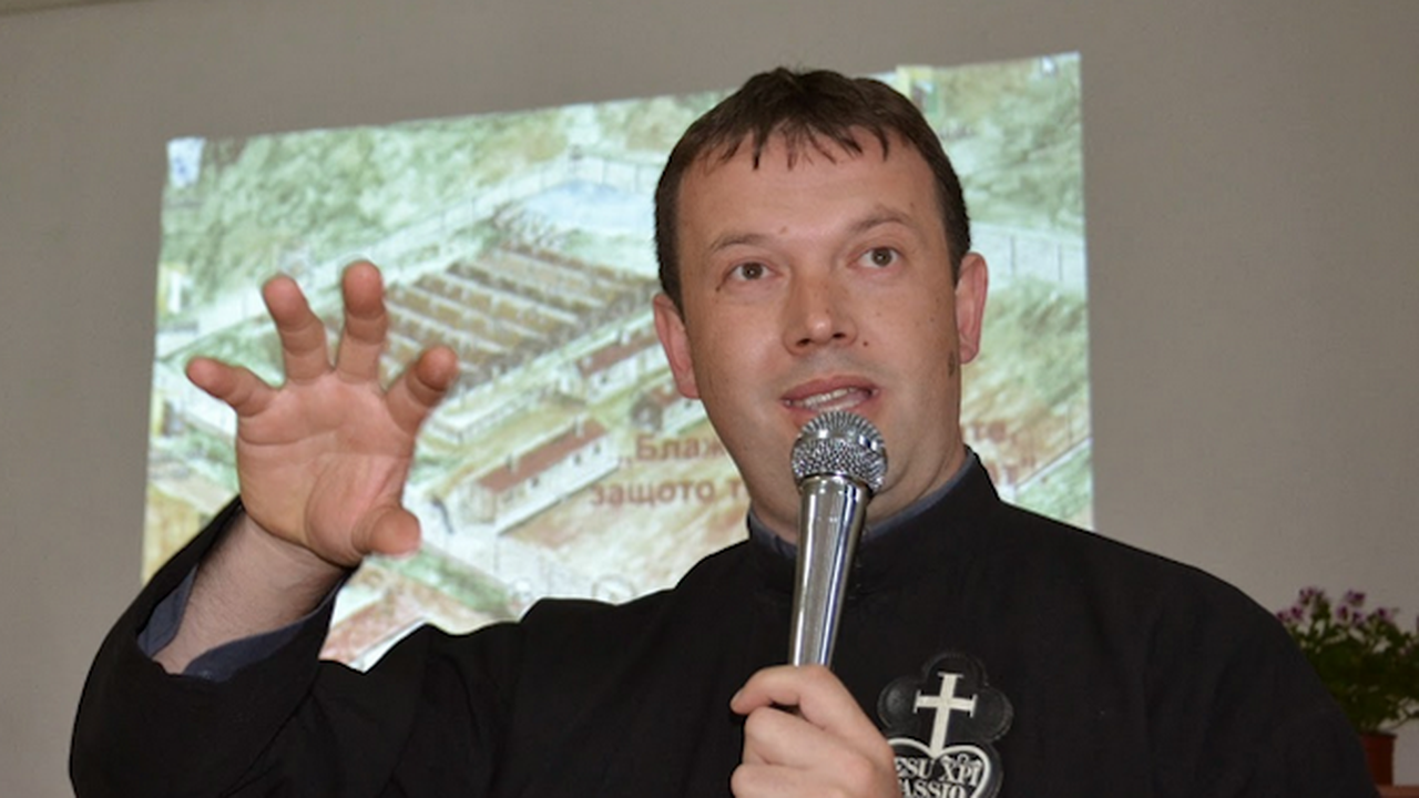 След скандала със сирийците в Белене Отец Паоло напуска България